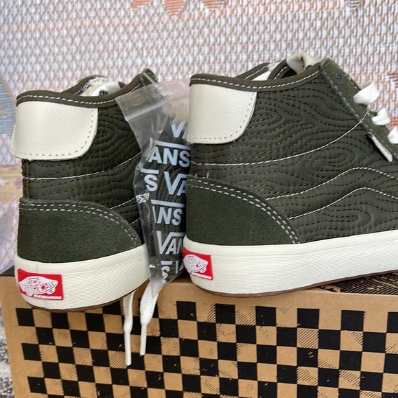 Vans Men’s The Lizzie
Quilted Grape Leaf
VN0A4BX150K
Sneakers - Picture 15 of 16